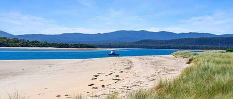 Una spiaggia nelle vicinanze