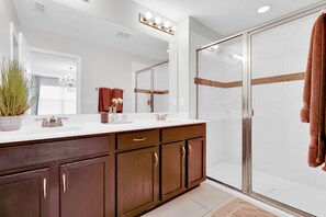 Hair dryer, towels, soap, shampoo - Solara Condominium (Kissimmee)