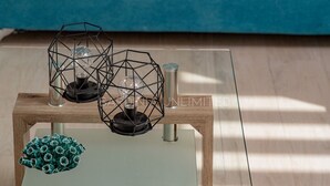 A table with two geometric light fixtures and a decorative vase. - Villa Blue Kalinda - Sardinia Unlimited (Rena Majore)