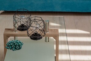 Une table agrémentée de deux luminaires aux formes géométriques et d’un vase décoratif.
