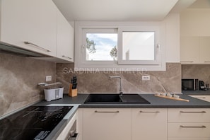 Een koelkast, een oven, een kookplaat, een vaatwasser