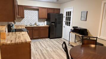 Mikrowelle, Ofen, Herdplatte, Kochgeschirr/Geschirr/Besteck