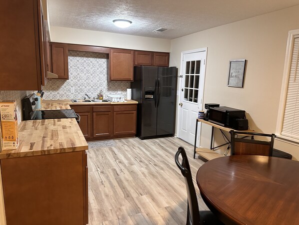 Mikrovågsugn, ugn, spishäll och grytor/köksredskap