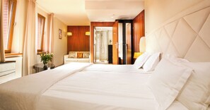 Dobbelt- eller tomannsrom – deluxe | Sengetøy av topp kvalitet, safe på rommet og blendingsgardiner