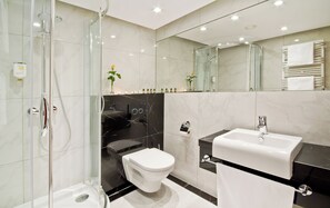 Dusche, kostenlose Toilettenartikel, Haartrockner, Handtücher