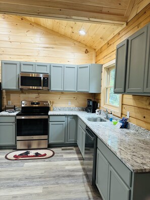 Kjøleskap, mikrobølgeovn, ovn og kokeplater