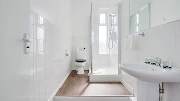 Premium Triple Room, City View | Bilik Mandi | Pancuran mandi, tuala disediakan