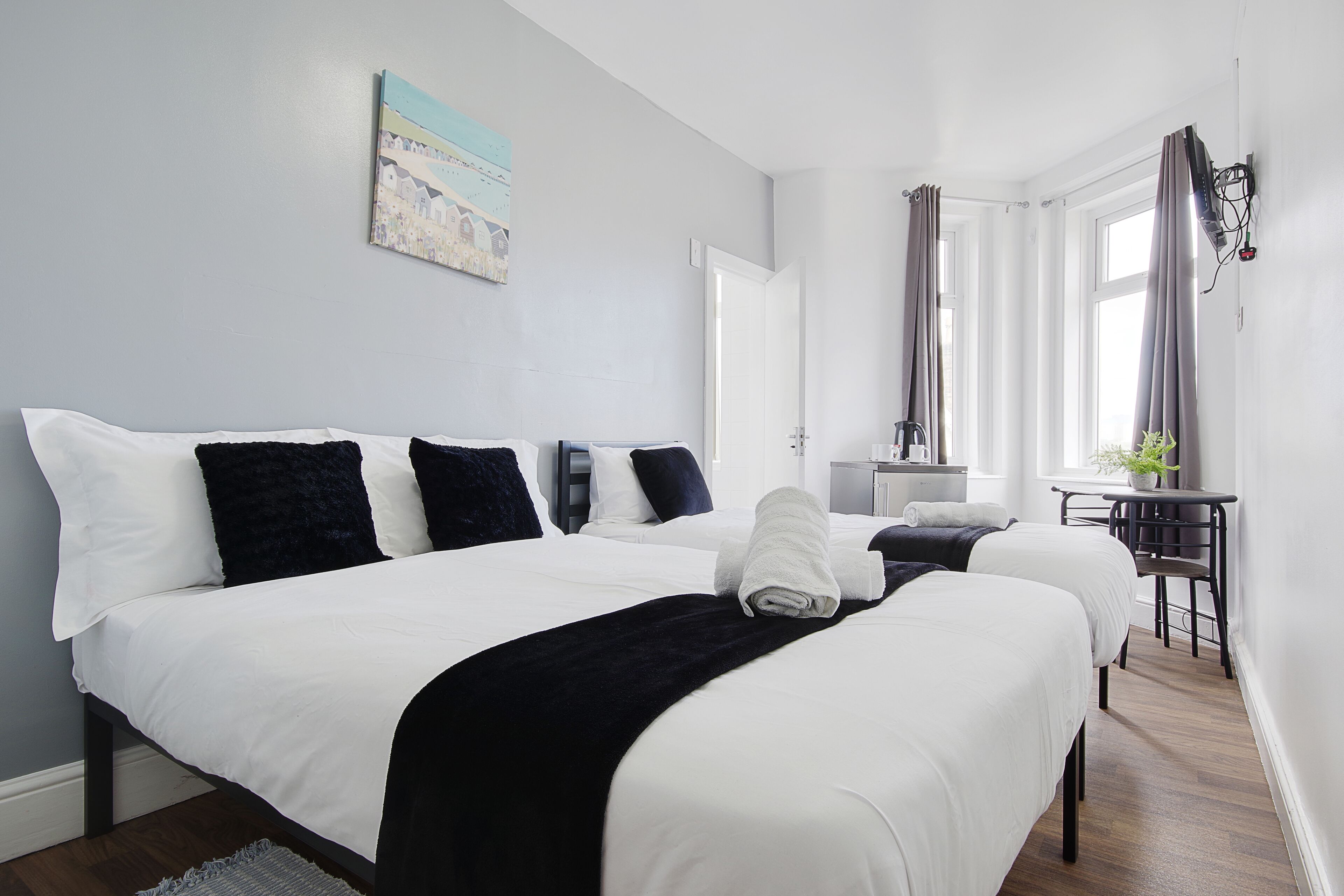 Habitación triple Premium, vista a la ciudad | Ropa de cama de alta calidad, edredón y camas con efecto memoria 