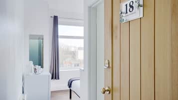 Habitació triple prèmium, vistes a la ciutat | Roba de llit d'alta qualitat i cobrellits