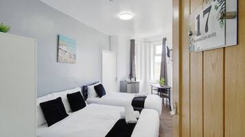 Tremannsrom – premium, byutsikt | Sengetøy av topp kvalitet, dundyner, memory foam-senger og skrivebord