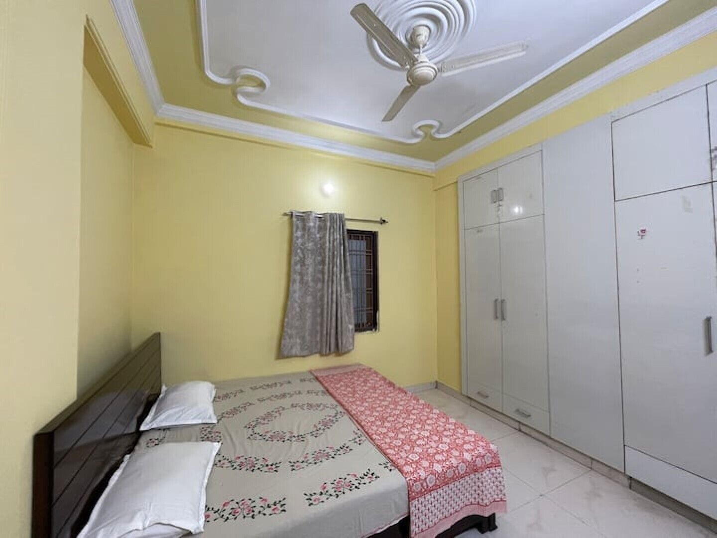 3 chambres, coffres-forts dans les chambres, fer et planche à repasser