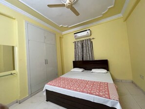 Enjoy a restful stay in this cozy room featuring a single bed, wardrobe, and ceiling fan.