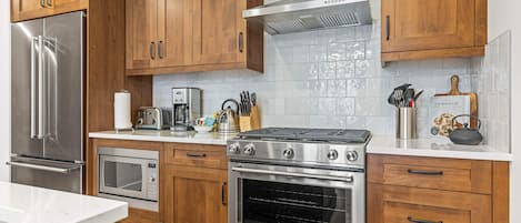 電子レンジ、オーブン、コンロ、食器洗い機