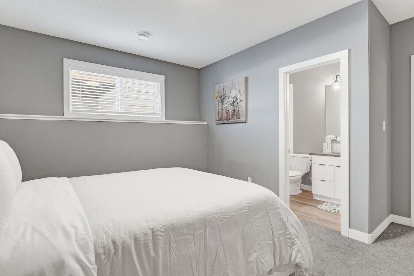 Desk, iron/ironing board, WiFi, bed sheets