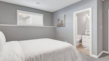 Desk, iron/ironing board, WiFi, bed sheets