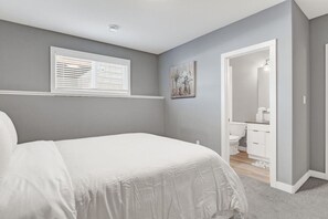 Desk, iron/ironing board, WiFi, bed sheets
