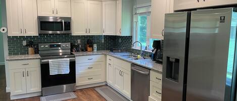 冰箱、微波炉、烤箱、炉灶