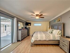 4 bedrooms, desk, iron/ironing board, travel crib