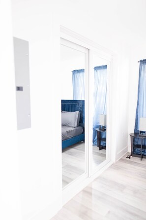 1 bedroom, iron/ironing board, free WiFi, bed sheets - 1BR1B Contemporary Chrome Escape  (Dallas)