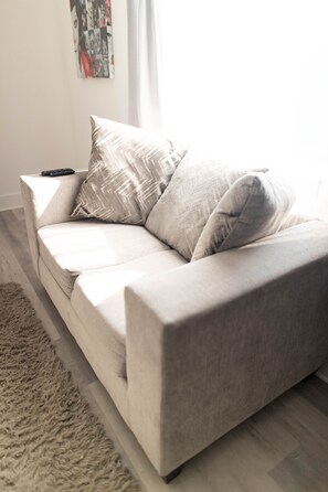 Smart TV - 1BR1B Contemporary Chrome Escape  (Dallas)