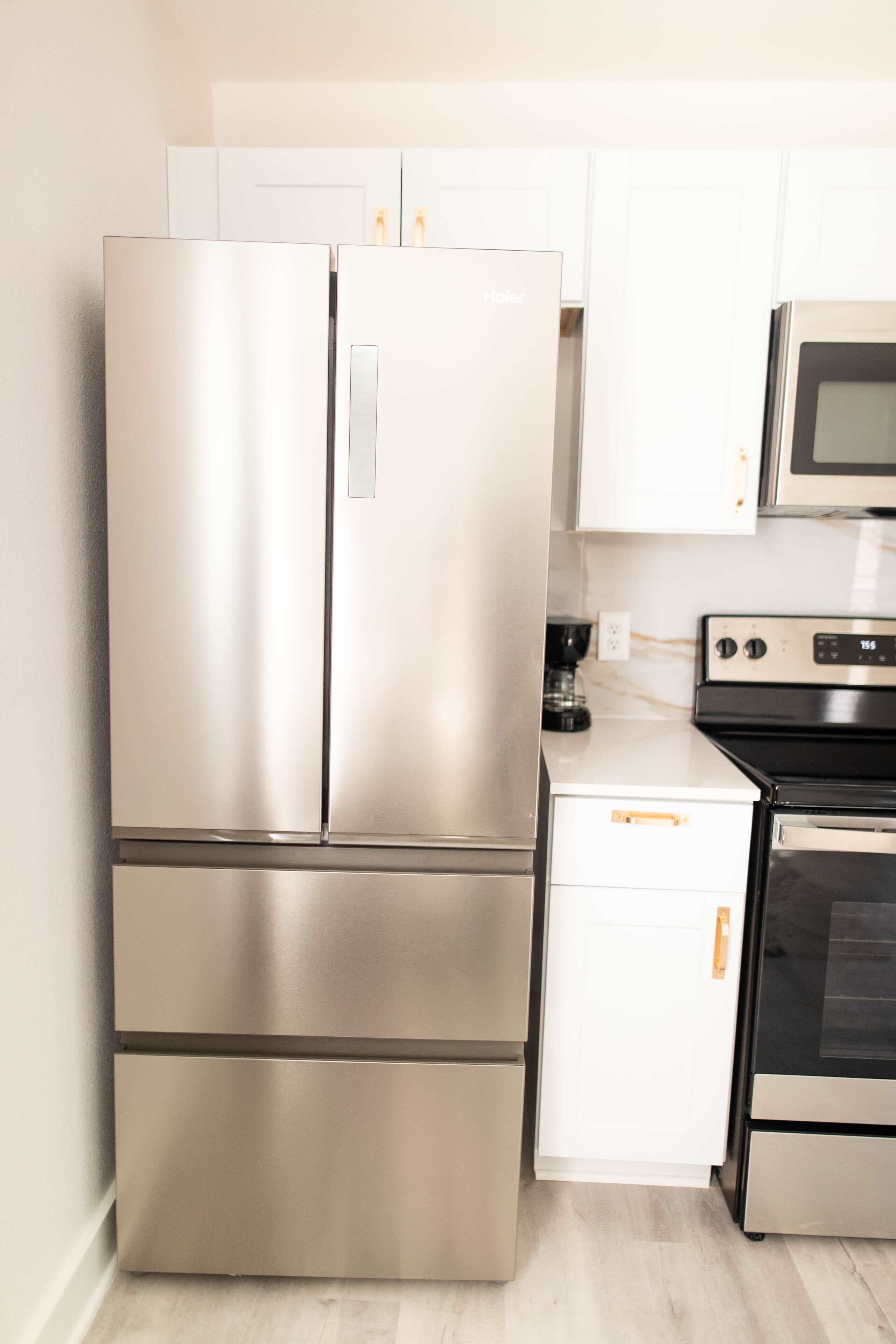 Geladeira, micro-ondas, fogão, cooktop