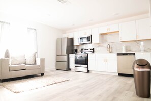 Fridge, microwave, oven, stovetop - 1BR1B Contemporary Chrome Escape  (Dallas)