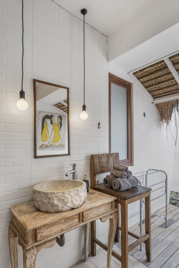 Villa | Badezimmer | Badewanne und Dusche (separat), Haartrockner, Handtücher