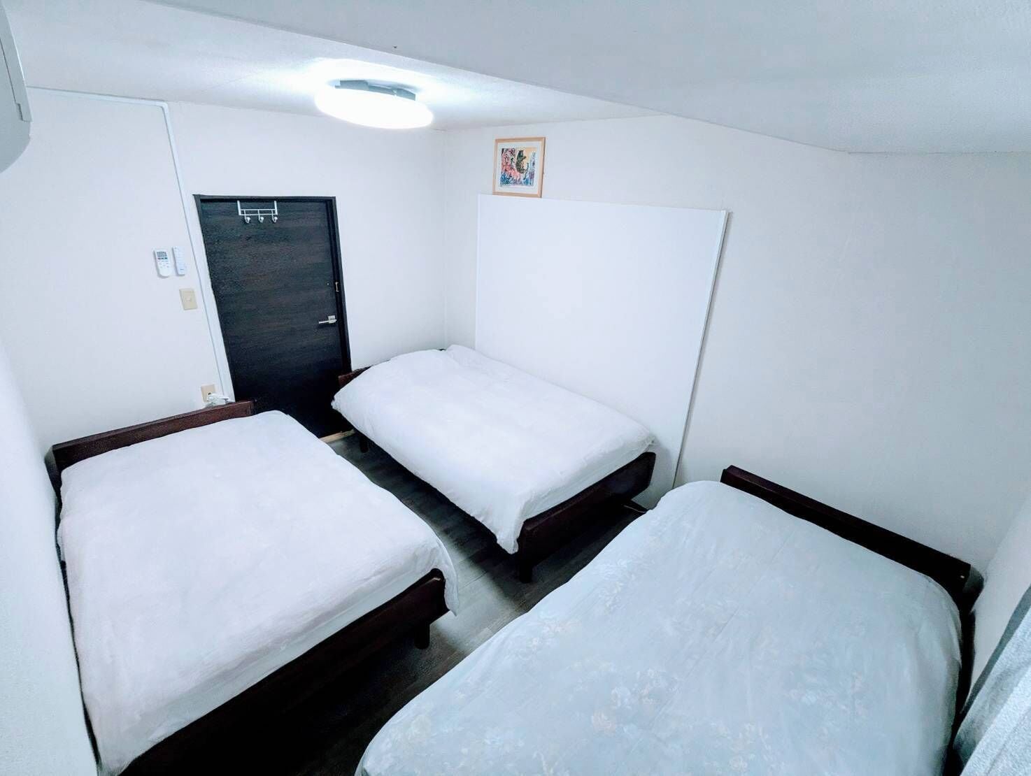 Cubrecamas, decoración personalizada, muebles diferentes y wifi gratis 