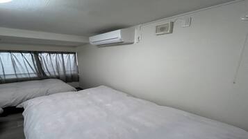 Economy Triple Room (502) | Down duvets, free WiFi, individually decorated, individually furnished