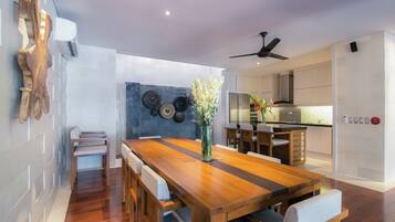 Villa, 3 Bedrooms, Non Smoking, Pool View | Dining room