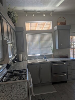 Fridge, microwave, oven, stovetop - House refurbished in HOA with its own great recreational area and heated pool.   (Green Valley)