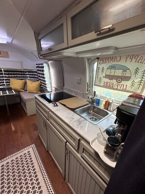 Réfrigérateur, micro-ondes, batterie de cuisine, vaisselle et ustensiles