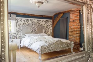 9 bedrooms, iron/ironing board, WiFi, bed sheets