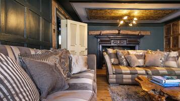 TV, fireplace, stereo