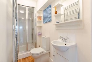 Shower, hair dryer, towels - Sedbergh Penthouse - KingBed - Tv - Wifi (Sedbergh)