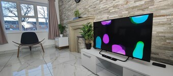 3 Bed House - Sleeps 7 - Garden - Parking - Wifi