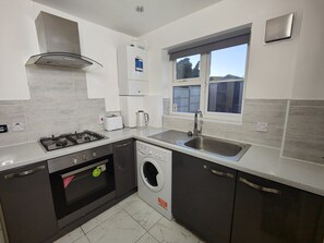 Fridge, microwave, oven, stovetop - 3 Bed House - Sleeps 7 - Garden - Parking - Wifi (Birmingham)