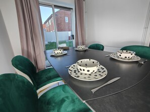 Dining - 3 Bed House - Sleeps 7 - Garden - Parking - Wifi (Birmingham)