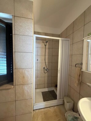 Dusche, Haartrockner, Handtücher