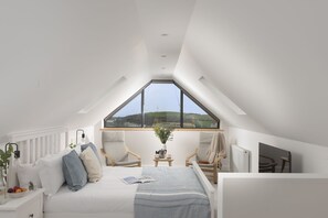 4 bedrooms, iron/ironing board, internet, bed sheets