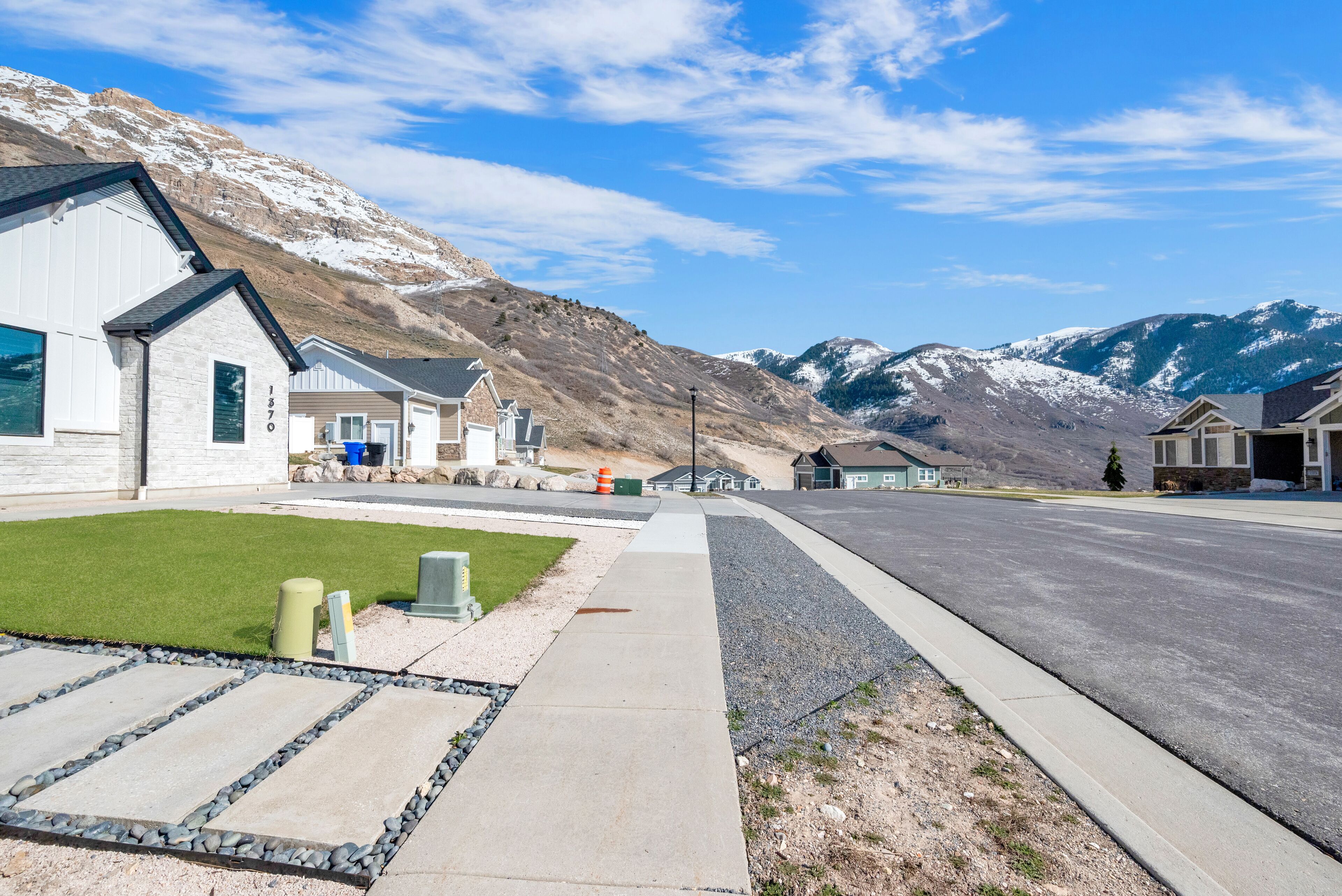 Quiet mountain retreat with hiking and biking trails, walking distance away.