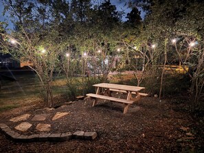 Outdoor dining - Quaint Studio in the heart of Rock Hill, SC - Near I-77 and sport complexes (Rock Hill)