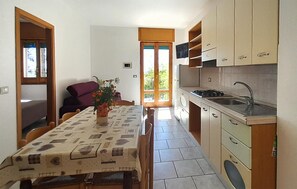 Refrigerador, placa de cocina, utensilios de cocina