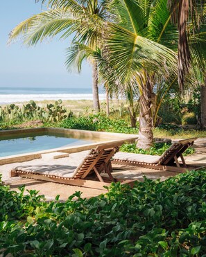 2 hồ bơi ngoài trời, ghế dài tắm nắng 