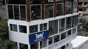 Un edificio de varios pisos con un letrero que dice "Monaco Penthouse".