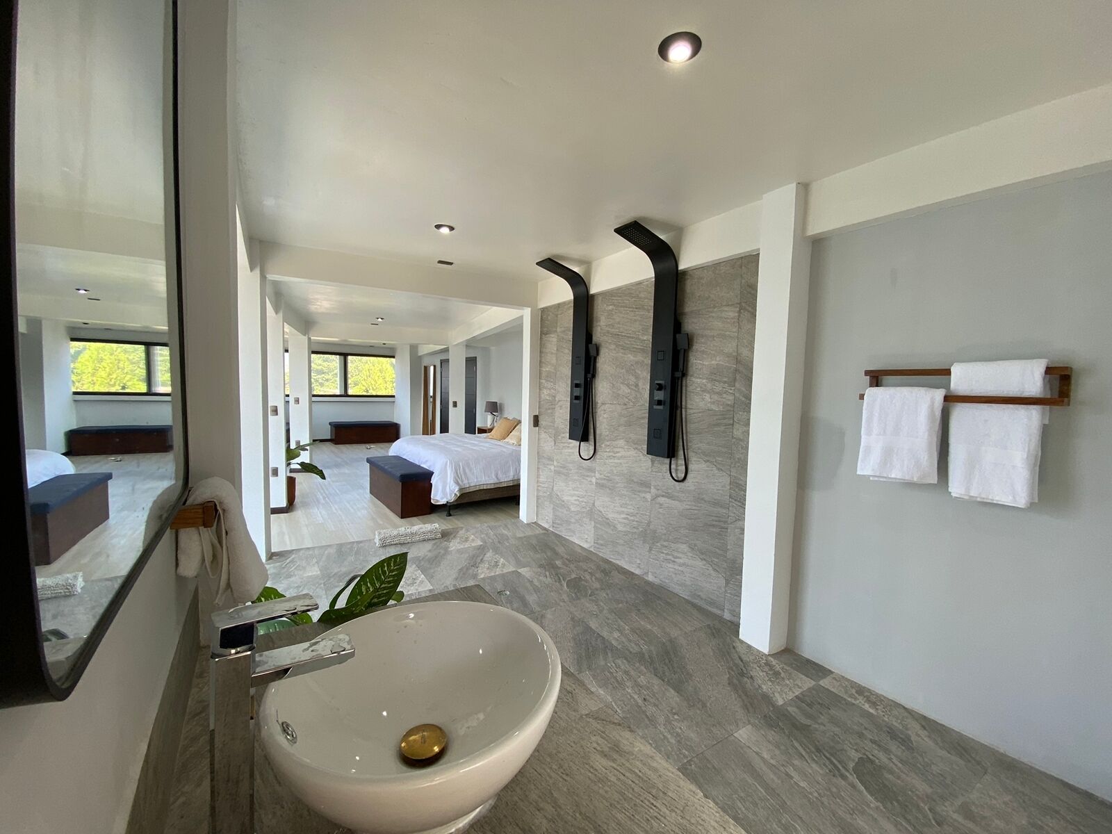 Sèche-cheveux, serviettes fournies, savon, shampoing