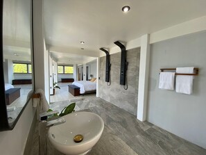 吹风机、毛巾、肥皂、洗发水