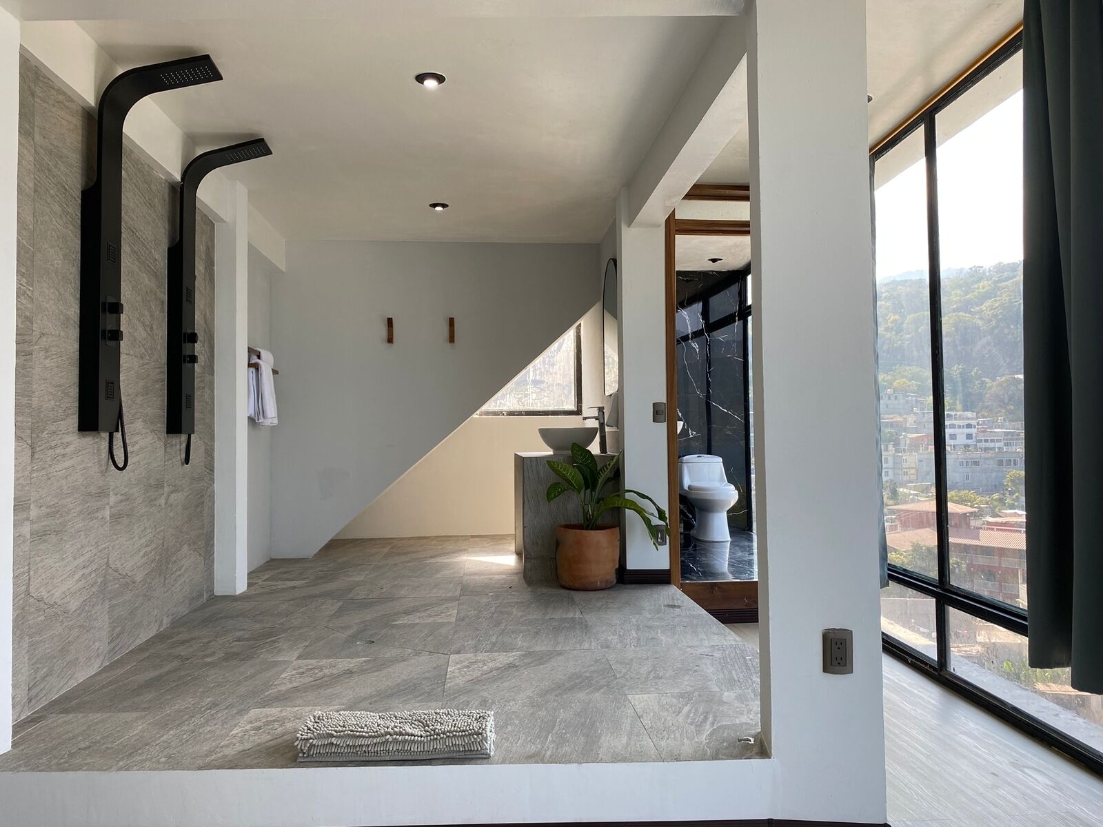 Máy sấy tóc, khăn tắm, xà phòng, dầu gội 