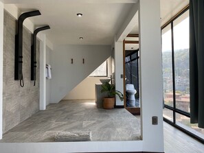 Secador de pelo, toallas, jabón y champú