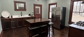 Craftsman Home on 3 acres with live oaks lots of space for gatherings 